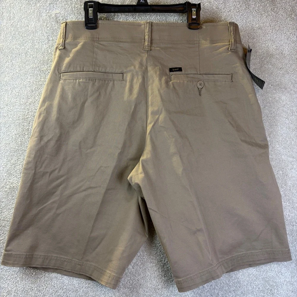 Lee Extreme Motion Shorts Men 32x10 Tan Khaki Chino Stretch Flat Front 104183560 - Picture 2 of 6